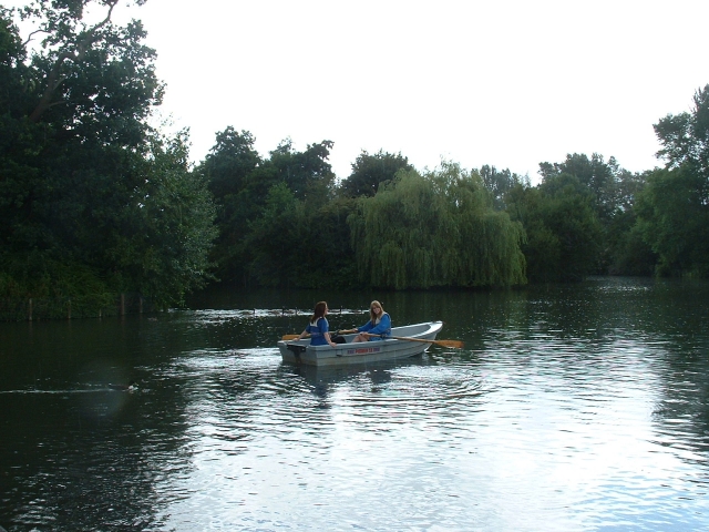  Dos chicas, un lago y un bole de remos .JPG